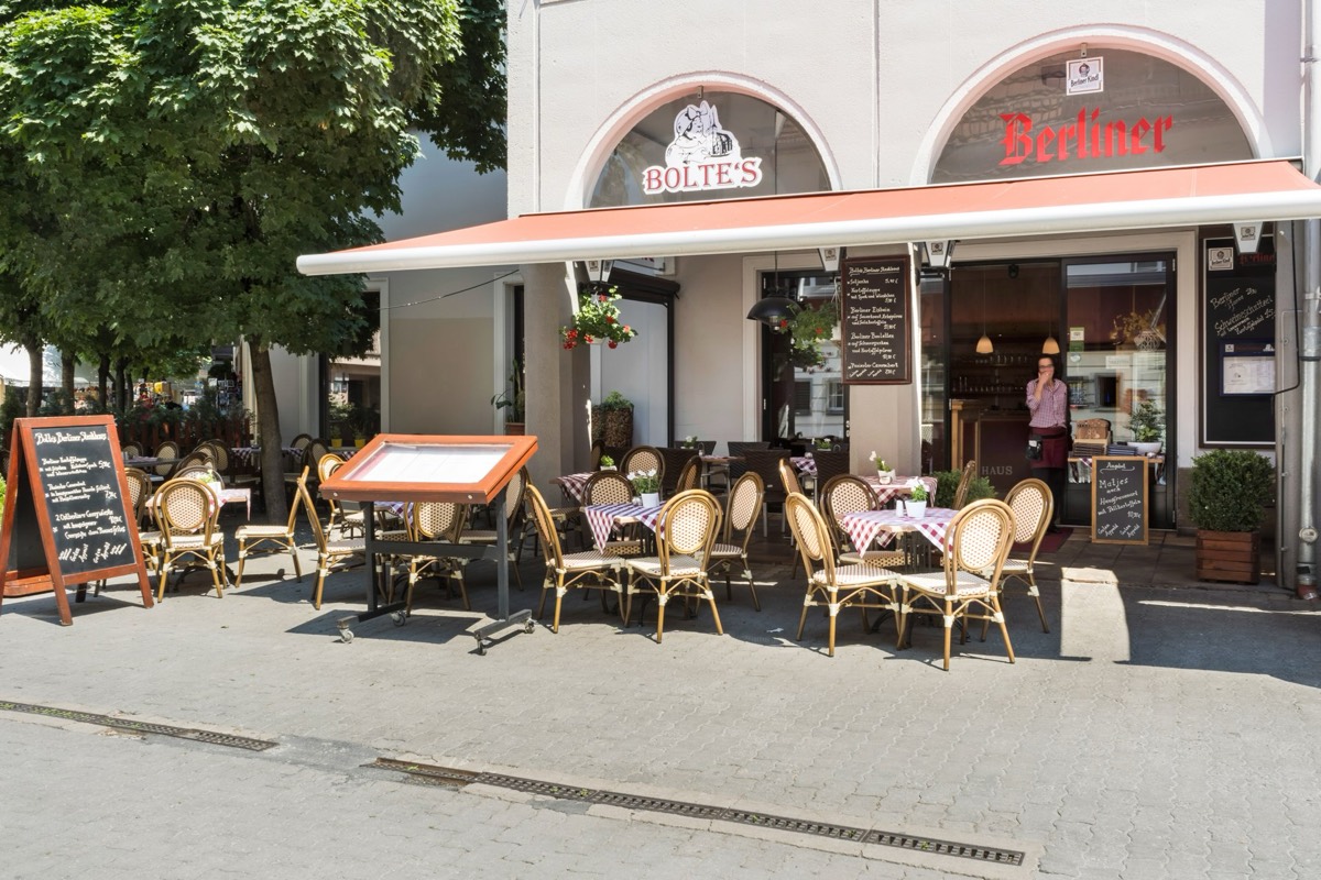 Außenterrasse von BOLTE'S Berliner Steakhaus im Nikolaiviertel mit Korbstühlen