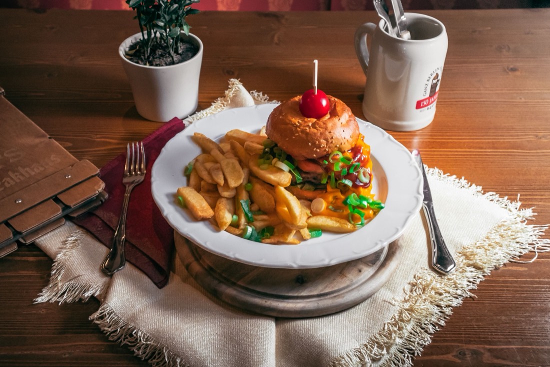 BOLTE'S Supreme BBQ Burger mit Steakhouse Fries