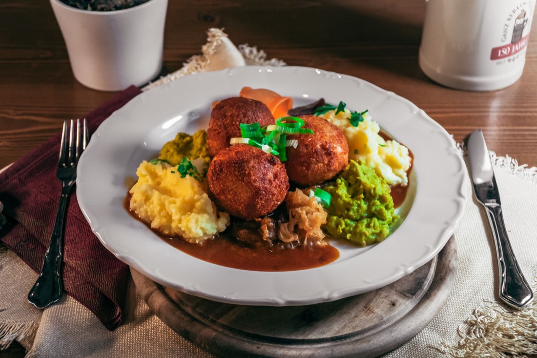 BOLTE'S hauseigene Eisbeinpralinen mit Kartoffelstampf und Erbspüree