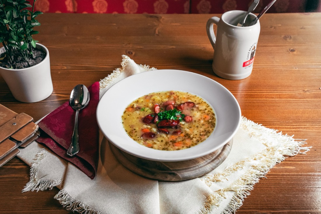Berliner Kartoffelsuppe mit gebratenem Speck und Wienerwurst