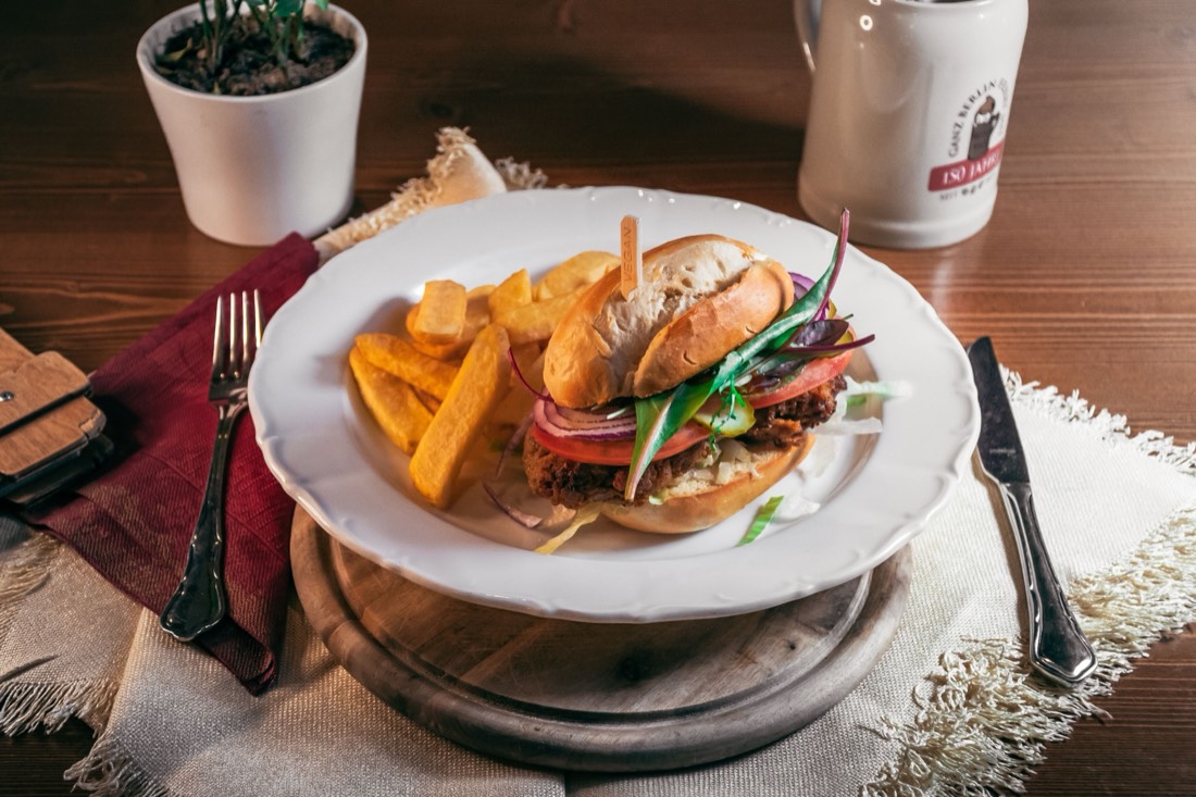 Vegetarischer Veggie Burger mit Grünkohl-Hanf-Frikadelle und Süßkartoffelpommes