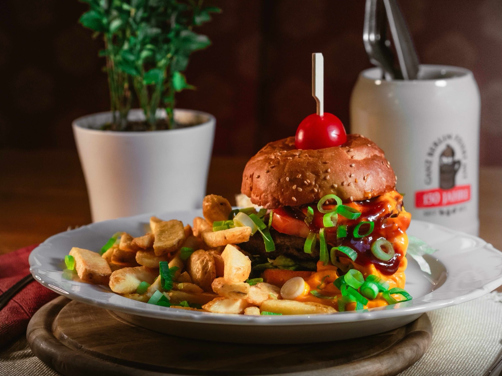 BOLTE'S BBQ Burger Supreme mit 200 g Rindfleischpatty, BBQ-Sauce, Frühlingszwiebeln und Steakhouse Fries