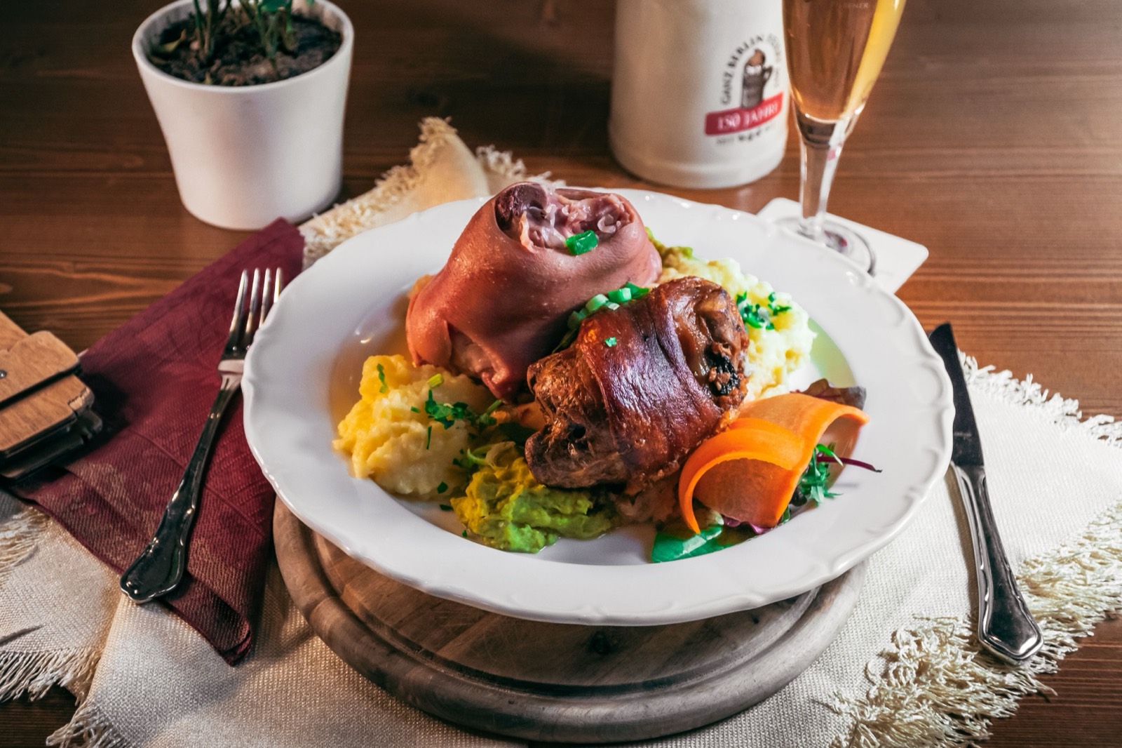 Haxe und Eisbein vom Ferkel auf Sauerkraut mit zweierlei Püree bei BOLTE'S Berliner Steakhaus