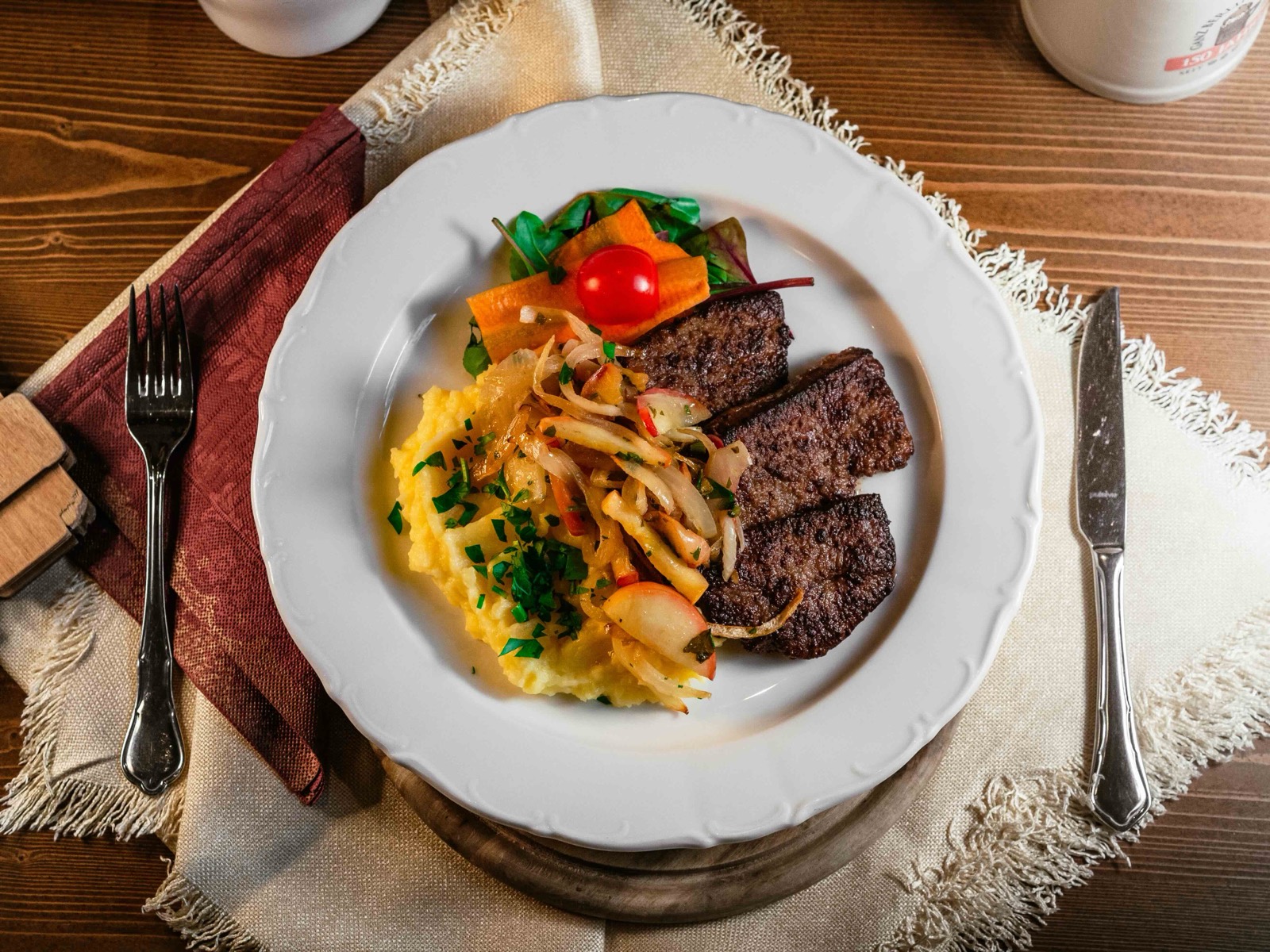 Gebratene Kalbsleber nach Steakhaus-Art mit geschmorten Zwiebeln und Kartoffelpüree bei BOLTE'S Berliner Steakhaus